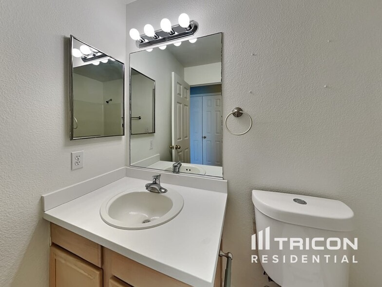 Building Photo - 5907 Poinsettia Ct