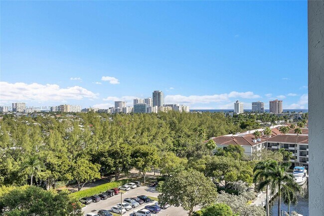 Building Photo - 3200 Port Royale Dr N