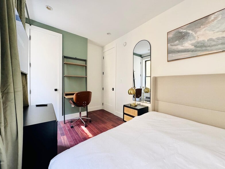 Building Photo - Furnished room/NOT APARTMENT