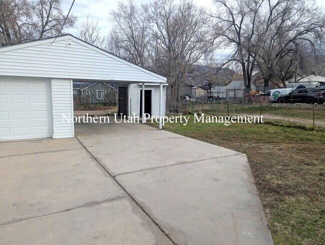 Building Photo - 4 bed 2 bath home