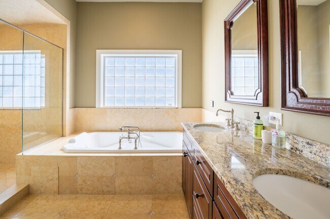 Building Photo - RENT MONTHLY THIS AMAZING HOME THIS OFF-SEASON