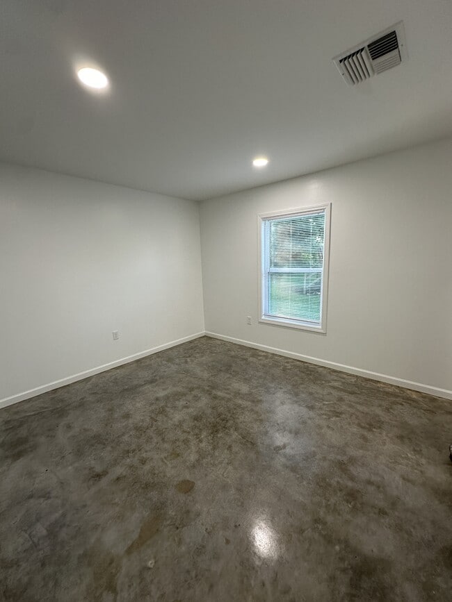 Building Photo - 126 S Refinery St