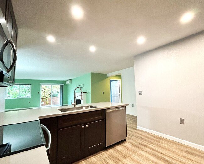 Building Photo - Cozy, Conveniently Located Large One Bedroom Condo!