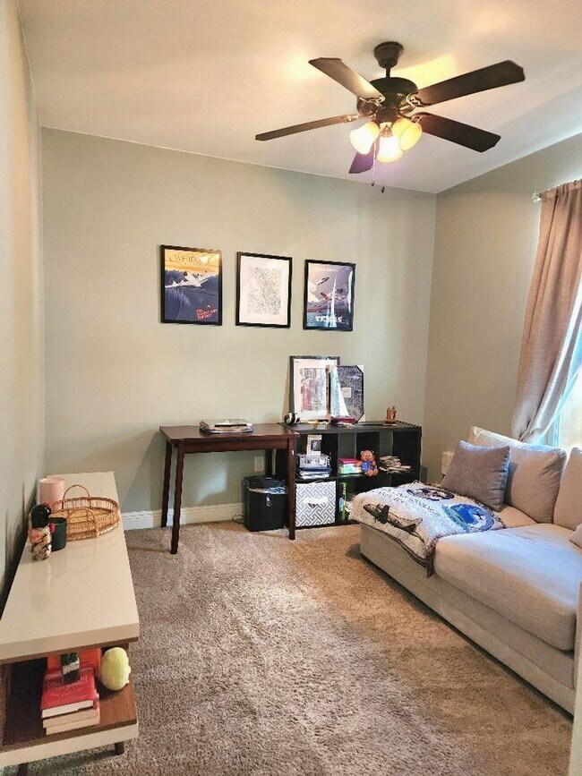 Building Photo - Discover Fine Living in this Captivating 3 Bed/2 Bath Home!