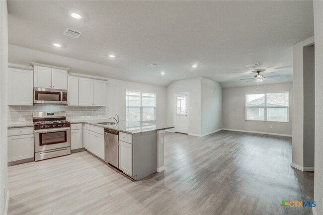 Building Photo - 1945 Redstart