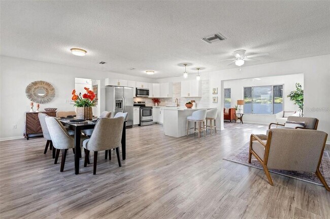 Building Photo - 7370 Holiday Dr