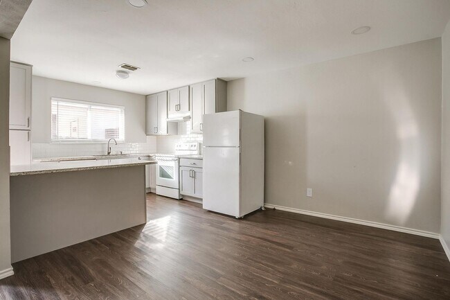 Building Photo - 4409 Altamesa Blvd