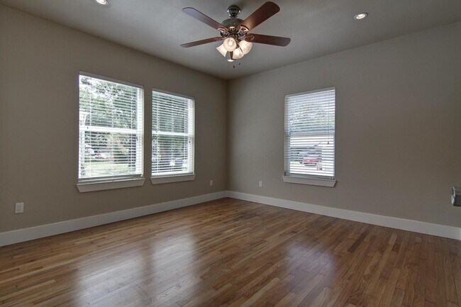 Building Photo - UT PRE-LEASE: 2013 Completely Remodeled 6 ...