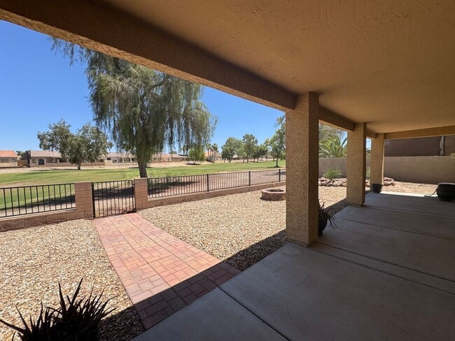 Building Photo - Great spacious home on Huukan Golf Course