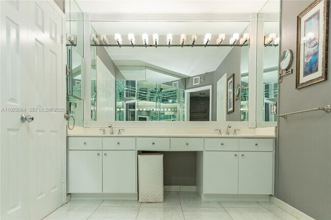 Building Photo - 3500 Mystic Pointe Dr