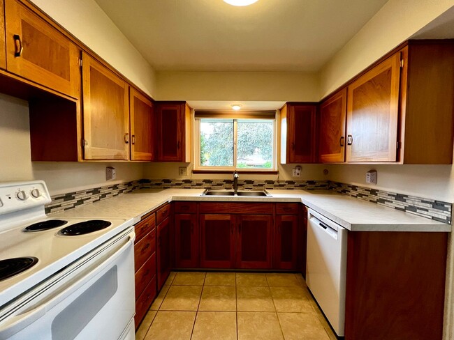 Building Photo - 608-610 Estee Court - Yakima