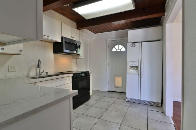 Building Photo - Roommate- Friendly 4 bedroom, 2 Bath Home Near UNR