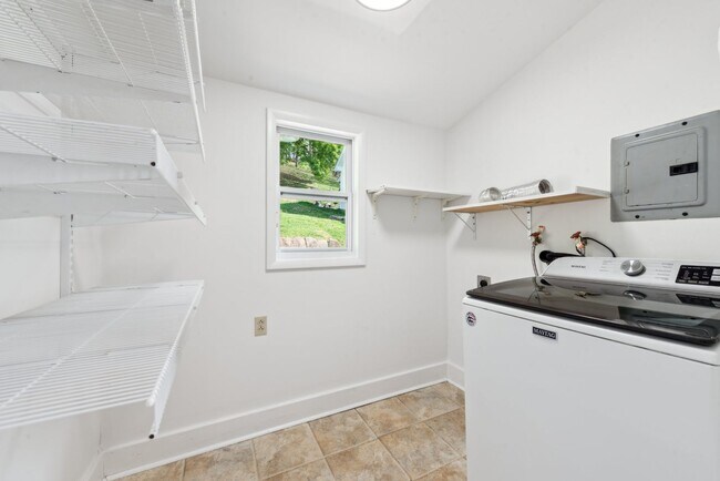 Building Photo - Beautiful 3 bedroom home in Jeannette available July 1!