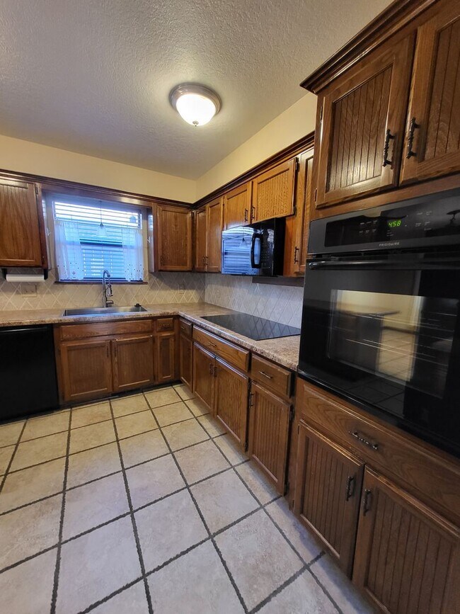 Building Photo - (3) Bed/(2) Bath w/ Storm Shelter! Pets Negotiable!