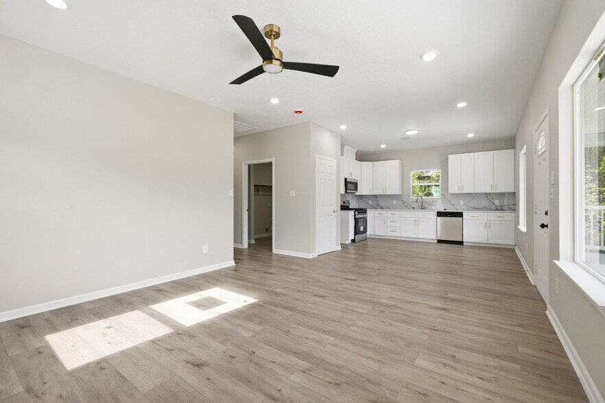 Building Photo - 1915 Ross Ave