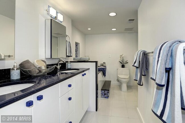Building Photo - Contemporary 2 Bed 2.5 Bath Condo in Georg...