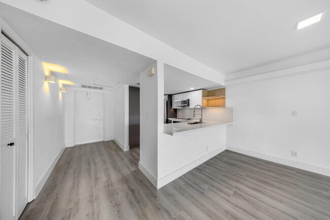 Building Photo - 3151 S Palm Aire Dr