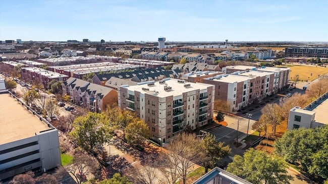 Building Photo - 15875 Spectrum Dr