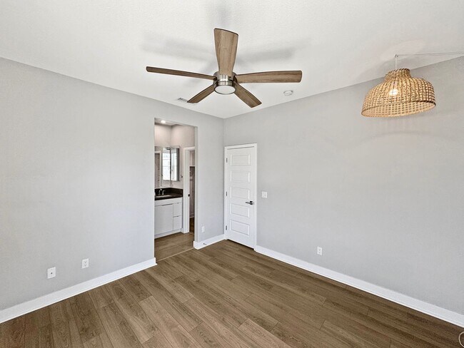 Building Photo - Stunning 3BD/2.5BA Townhouse in Mission Va...