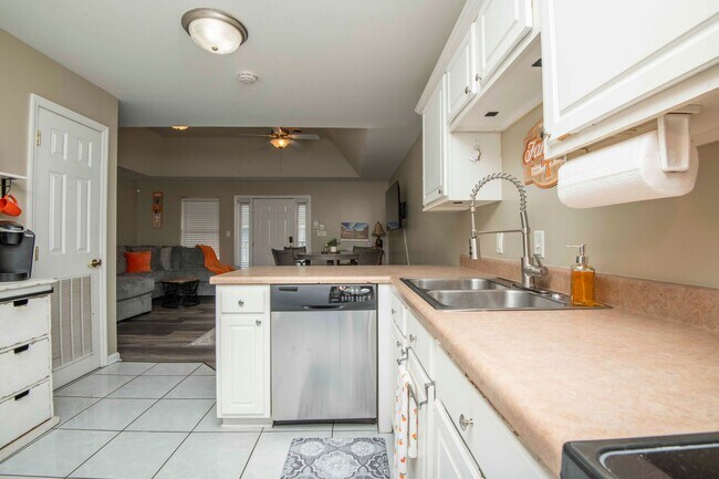 Building Photo - Knoxville 37916 - 3 bedroom, 2 bath condo in UT area, Short term rental considered @ $3400 a mont...