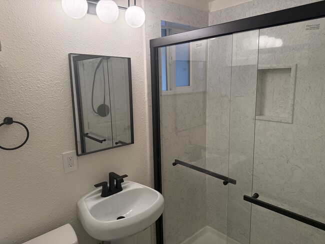 Building Photo - 731 Valota Rd