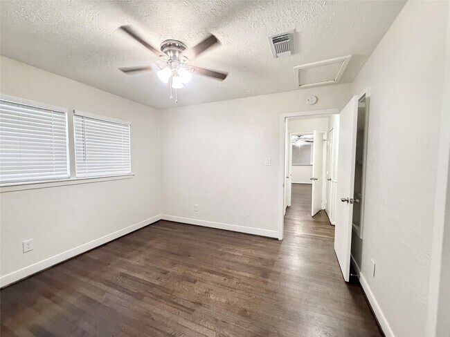 Building Photo - 523 Wisteria St