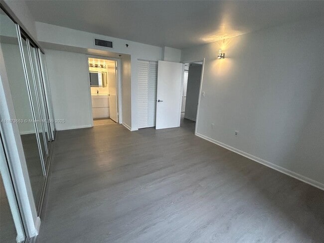 Building Photo - 540 Brickell Key Dr