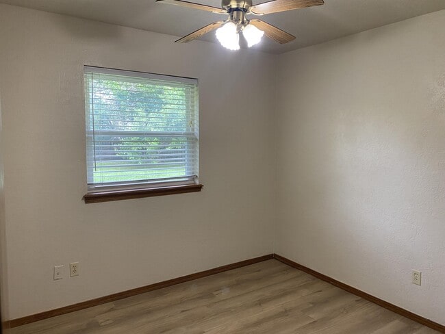 Building Photo - 1517 Essex Ct