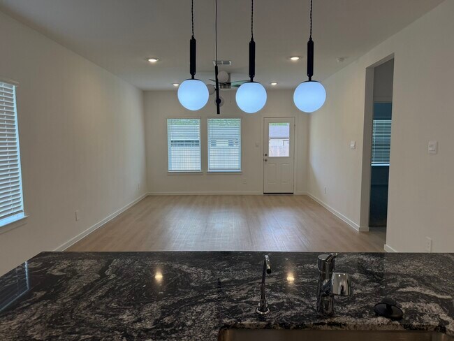 Building Photo - 407 Robin Ct