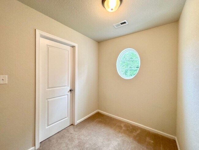 Building Photo - Beautiful 4 Bedroom Home In Chesapeake!