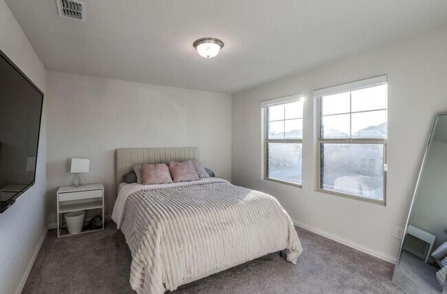 Building Photo - 633 Cedar Springs Dr