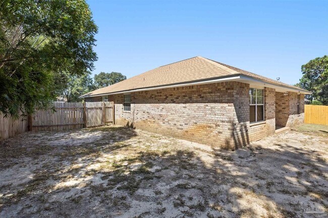 Building Photo - 605 Downhaul Dr