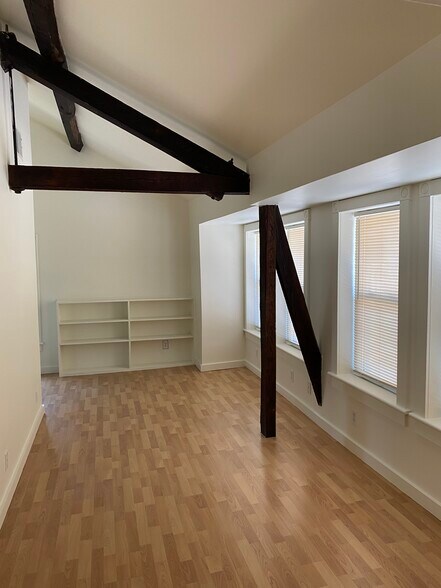 Building Photo - 114 S 6th St