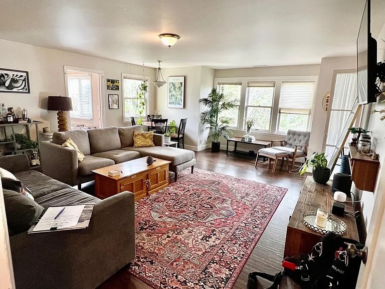 Living room - 1426 Bath St