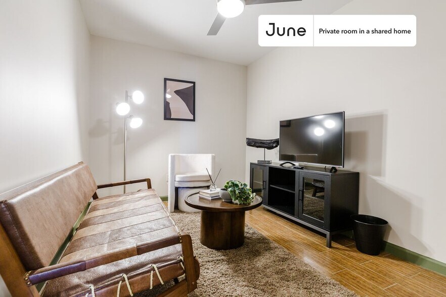 Building Photo - Private bedroom in 3 bed/1 bath Home
