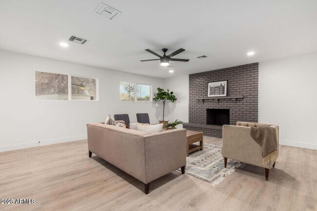 Building Photo - 3933 W Cactus Wren Dr