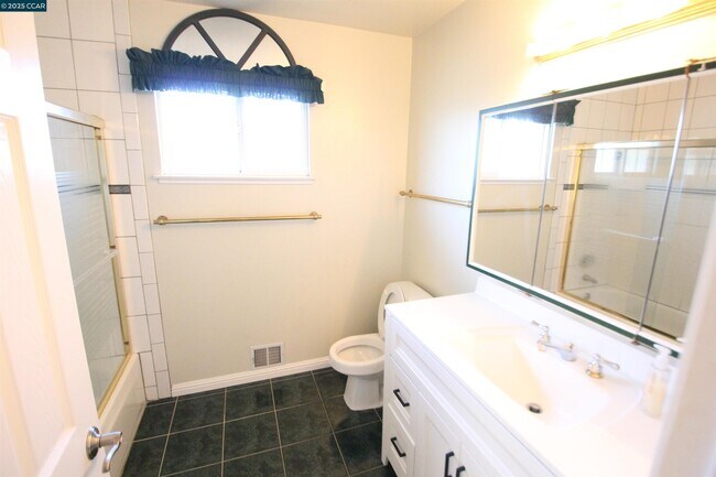 Building Photo - 898 Luxury Dr