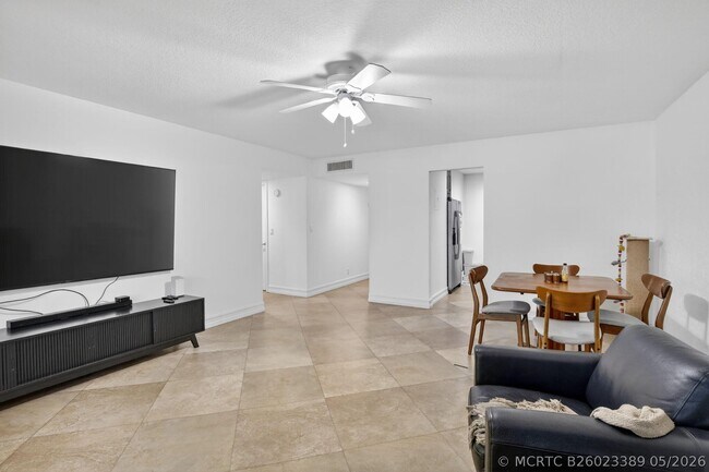 Building Photo - 9101 Jacaranda Ln