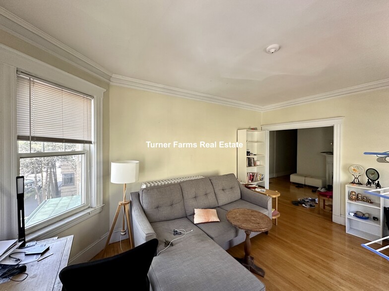 Building Photo - 8A Forest St