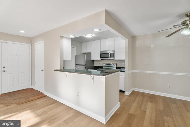 Building Photo - 3321 Sir Thomas Dr