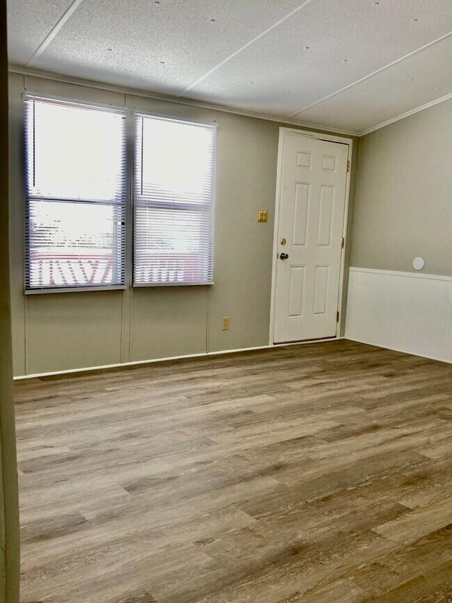 Building Photo - 870 Tower Rd SE