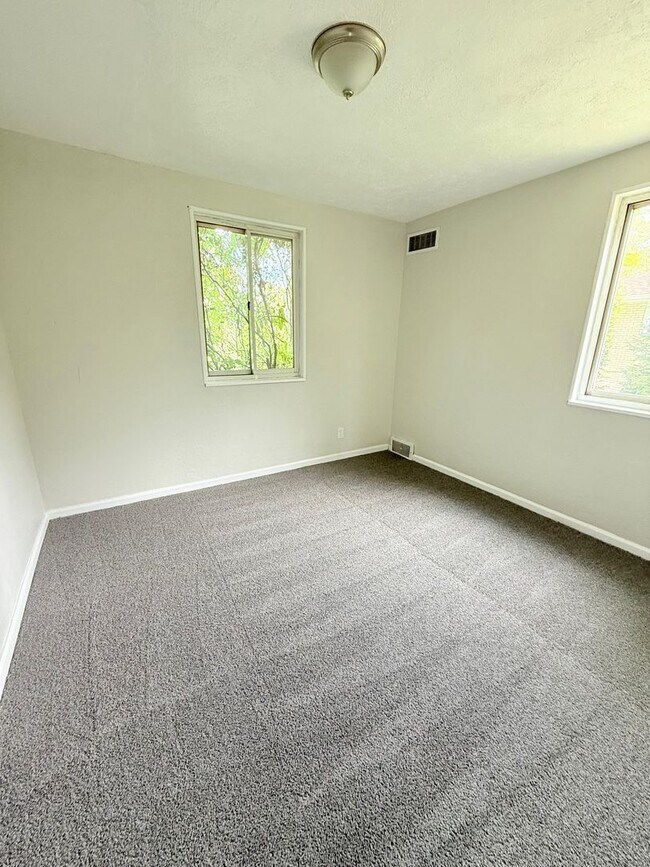 Building Photo - Spacious 3BD/1BA Single Family Home in Penn Hills