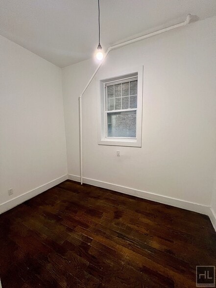 Building Photo - 3BR 1BA Massive Backyard w/ Performance Stage