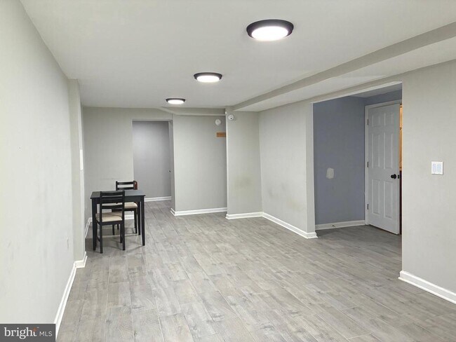 Building Photo - 5112 Hollywood Rd