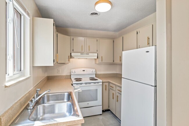 Building Photo - West Knoxville 37919 - Charming, Newly Upd...