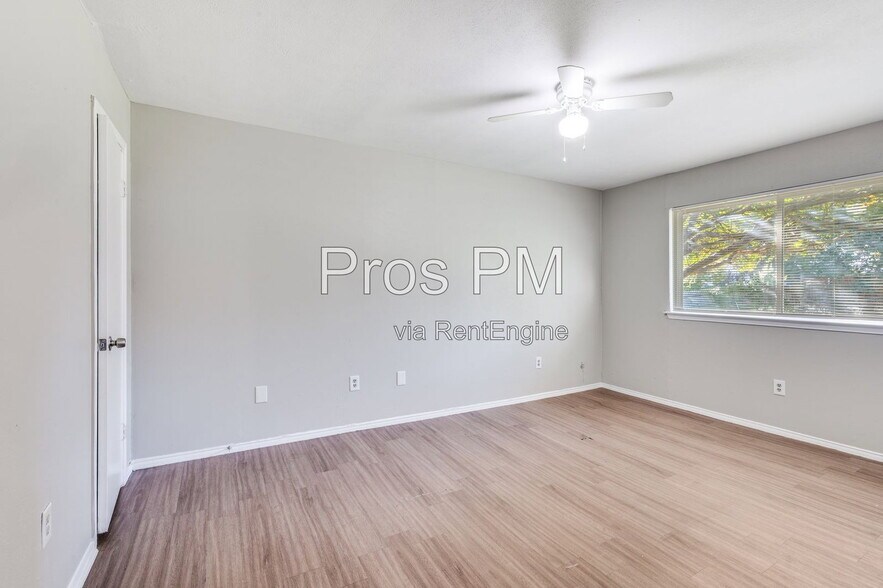 Building Photo - 2326 Newbury Dr