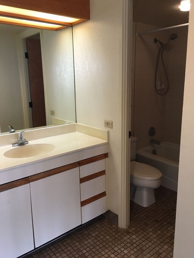 Building Photo - Plaza Landmark 1 bedroom 1 bath