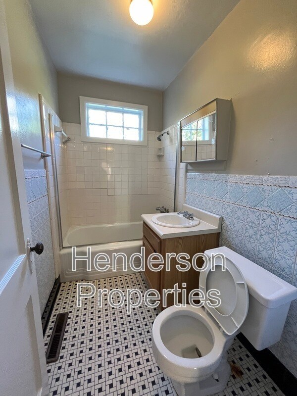 Building Photo - 2109 Kenmore Ave