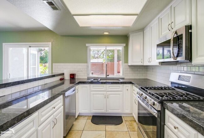 Building Photo - Stunning 4Bdm 2.5Ba Home Located in the Hi...