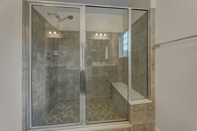 Building Photo - 704 Cottonwood Ct